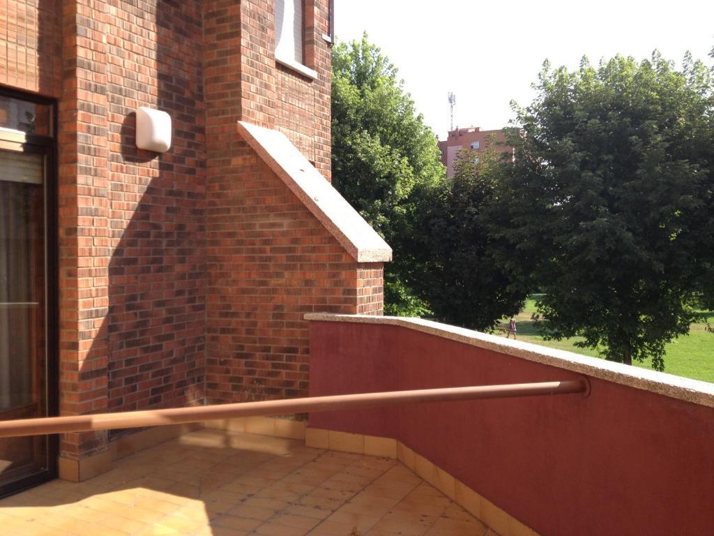 Apartamentos Turisticos Puerta De Леон Екстериор снимка
