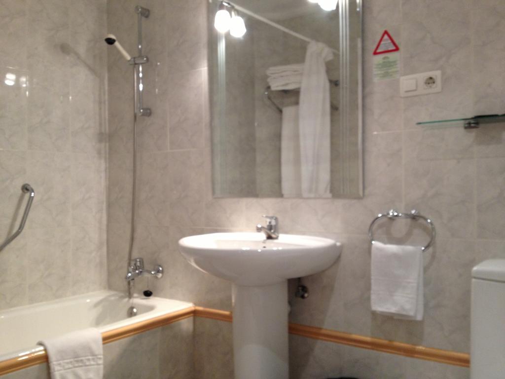 Apartamentos Turisticos Puerta De Леон Екстериор снимка